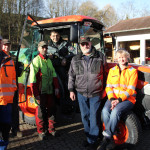 Freude beim Bauhofteam über den neuen Kleinschlepper: Von links: Marc Eberlin, Marian Konieczek, Bernd Stump, Axel Steck, Franz Fuchs (ehemaliger Bauhofleiter) und Christiane Knäpper. Foto: Freude herrschte beim Bauhof in Ballrechten-Dottingen über die moderne Technik des neuen Schmalspurschleppers. Foto: Sabine Model